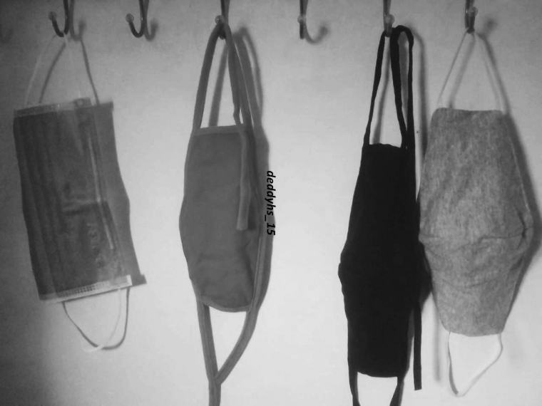 Masker sekali pakai dan masker kain harus dimiliki dan dipakai saat bepergian. Gambar: Dokumentasi Deddy Husein S.