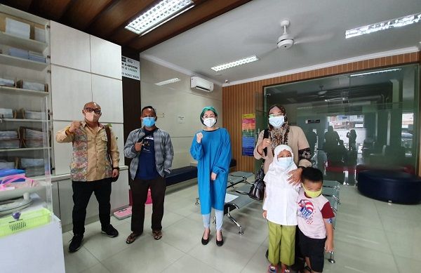 Praktisi Hukum Dr. H. Achmad Kholidin, S.H.,M.H bersama keluarga, usai melakukan test PCR di Medikita Klinik, Perumahan Citra 3 Raya Blok A1 No.6 - 7, Pegadungan Kalideres, Jakarta Barat, Jumat (29/1/2021)/dok.istimewa