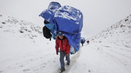Para Sherpa yang membawa barang untuk kebutuhan pendakian. Sumber gambar: AP/bbc.com | Link gambar: bbc.com