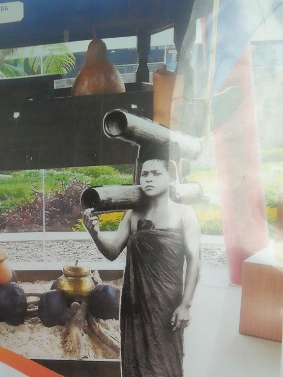 (Dokpri) | Foto wanita Karo yang menjunjung Kuran, koleksi Museum Djamin Gintings