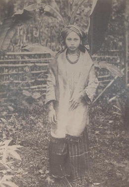 Perempuan Minangkabau tahun 1890 oleh Nieuwenhuis, C. di bawah lisensi CC  4.0