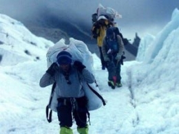 Pekerjaan Sherpa merupakan salah satu pekerjaan yang berbahaya. Sumber gambar: Gurinder Osan/AP/  www.businessinsider.com/
