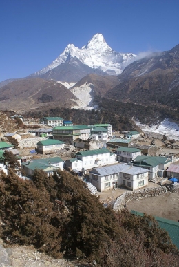 Desa Pangboche, Desa  yang terletak di ketinggian 3,985 mdpl   yang dihuni oleh suku Sherpa. Sumber gambar: wikimedia.org