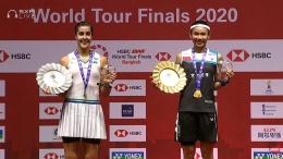 Walau gagal meraih gelar ketiga, Marin (kostum putih) tetap tersenyum di samping sang juara WTF 2020:https://twitter.com/BadmintonTalk