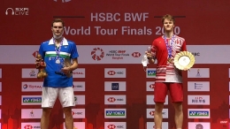 Viktor Axelsen (biru) harus rela memberi gelar WTF kepada juniornya: https://twitter.com/BadmintonTalk