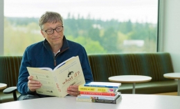 Bill Gates saat sedang membaca buku (Sumber: duniaperpustakaan.com)