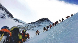 Para pemandu Sherpa  menjadi bagian terpenting dalam proses pendakian menuju puncak Everest. Sumber gambar: www.thestatesman.com