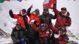 Para pendaki Nepal, yang mayoritas suku Sherpa berhasil mencapai puncak gunung K2 saat periode winternya di tahun 2021 .Sumber gambar: Nimsdai/bbc.com