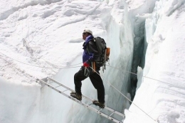 Seorang Sherpa harus memastikan tali temali di rute pendakian yang akan dilalui kliennya terpasang dengan baik. Sumber gambar: whiztimes.com
