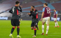 Giorginio Wijnaldum dan Roberto Firmino melakukan selebrasi setelah mencetak gol ketiga Liverpool. Foto: theanfieldwrap.com