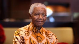Gaya Bersahaja Nelson Mandela dengan Setelan Batiknya | liputan6.com