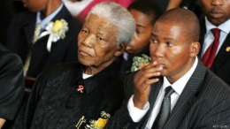 Nelson Mandela dan cucunya Mandla Mandela, Muslim yang sekarang menggantikannya menjadi pimpinan klan | AFP Getty