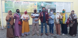 Foto penulis (berjaket) bersama emak-emak pembelajar internet di Desa Kalibagor, Kecamatan Kalibagor, Banyumas. (Dokpri)