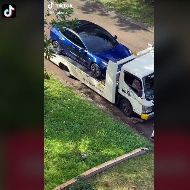Lagi insomnia crazy rich Indra Kesuma iseng beli Tesla seharga Rp1,5 miliar. | (tiktok/indrakenz) suara.com