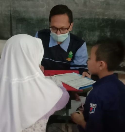 Fuad Ashari sedang melaksakan pembelajaran dengan anak-anak RT 05/RW 04 Kelurahan Rowosari, Kecamatan Tembalang, Kota Semarang
