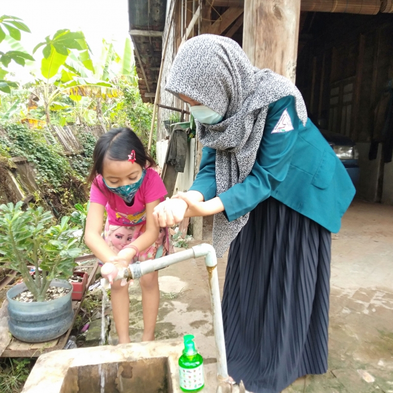 Praktik Cuci Tangan Pakai Sabun (CTPS)