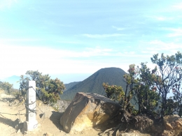 Penampakan Gunung Pangrango Dilihat dari puncak G. Gede (Nurjaman)
