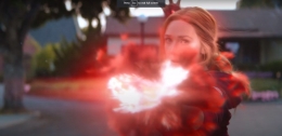 Wanda tampak seperti sedang bertarung. Sumber foto : Screencapture Youtube Marvel Entertainment