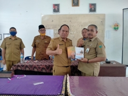 Penulis mendapat ucapan selamat dari bapak Jumadi Selaku kacabdis atas keberhasilan menerbitkan buku (Dok.Pribadi)