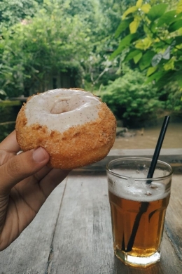 Menikmati suara alam ditemani donut dan lychee tea/dokpri