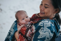 Seorang ibu dan anak mengenakan kain tenun Sumba (Sumber: FrameATrip.com)