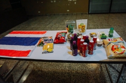 Foto makanan dan minuman khas Thailand yang dibawakan oleh panitia asal Thailand. (Dokpri)