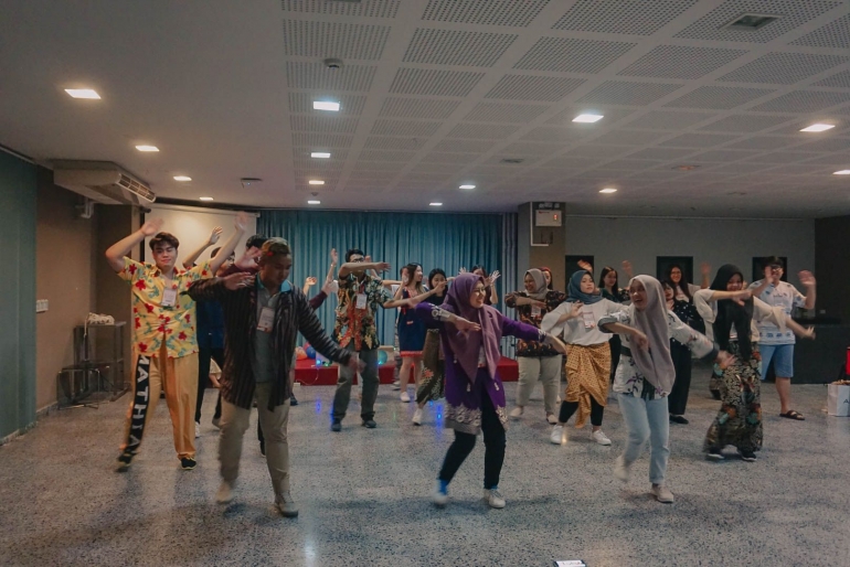 Foto ketika menari Tari Maumere bersama-sama dengan para peserta dan panitia. (Dokpri)