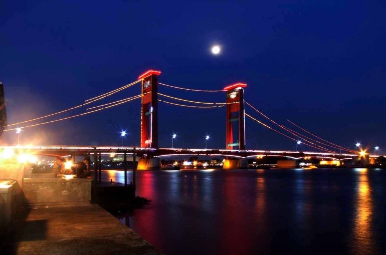 Jembatan Ampera di kala malam | dokumentasi pribadi