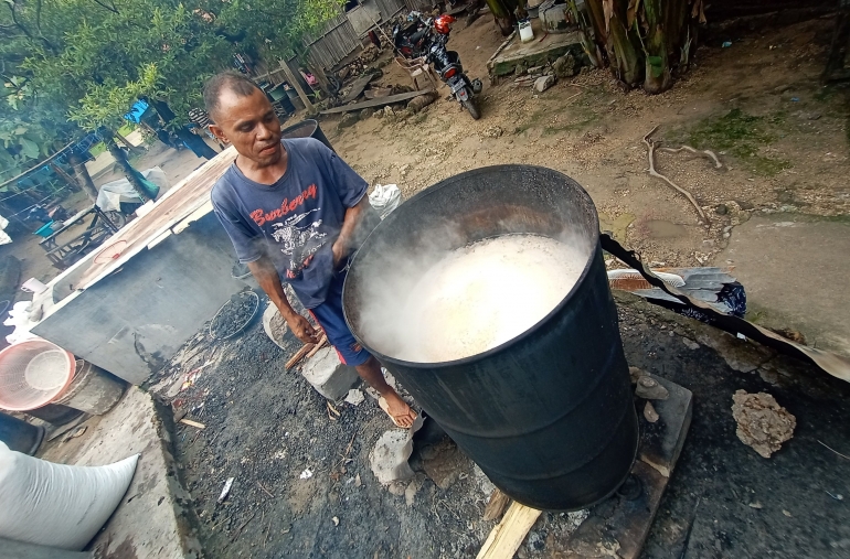 Om Nus (42), pengusaha tempe di Kelurahan Bakunase, Kota Kupang, NTT. (Foto: Dokumen Pribadi) 