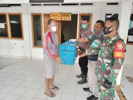 Penyambutan Vaksin Covid 19 utk Nakes Puskesmas Pacar sampai pada penyimpanan sementara di Cold chain.  Foto : Siprianus Jamat