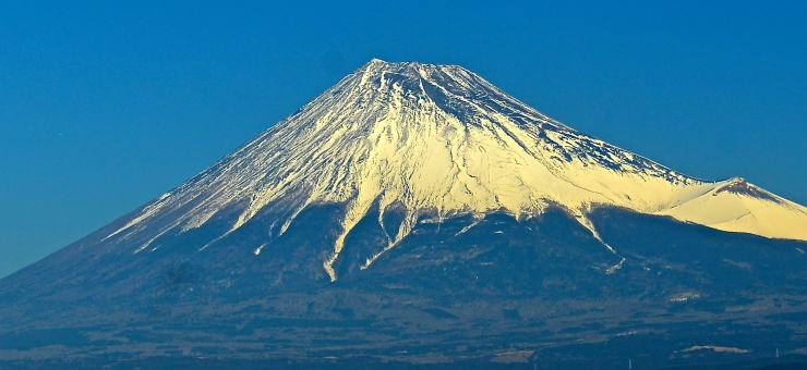 Gunung Fuji yang berdiri sendiri/soliter dan simetris. Sumber foto : inshorts.com