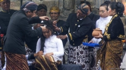 Ritual Pemotongan Rambut Gimbal di Dataran Tinggi Dieng - Sumber : bbc.com