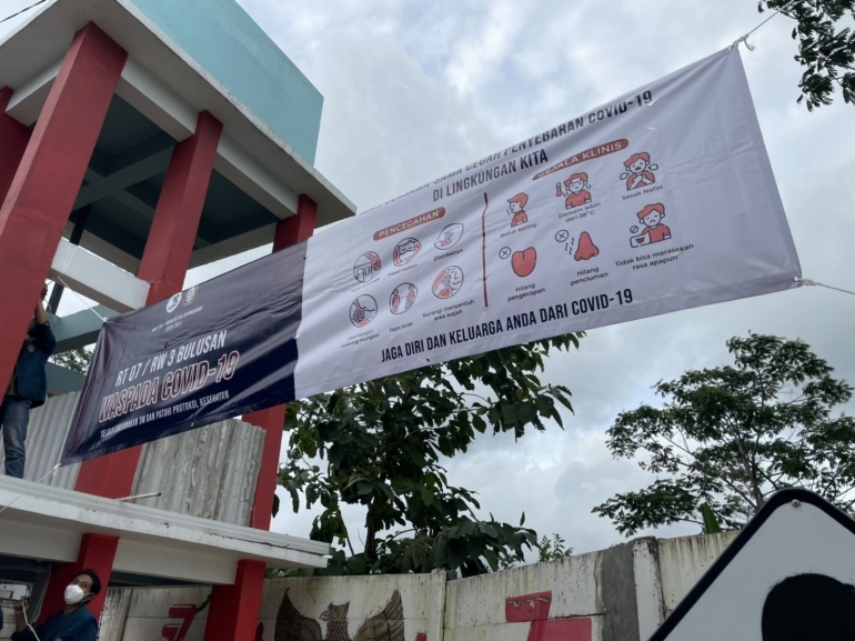 Spanduk MMT Sebagai Pengingat Protokol Kesehatan Dalam Masa Pandemi COVID-19 Dipasang Diwilayah Strategis RT7 RW3 Bulusan, Tembalang