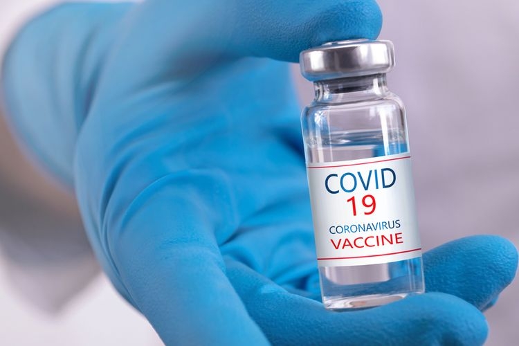 Ilustrasi vaksin Covid-19 yang sedang dikembangkan. (sumber: SHUTTERSTOCK/PalSand via kompas.com)
