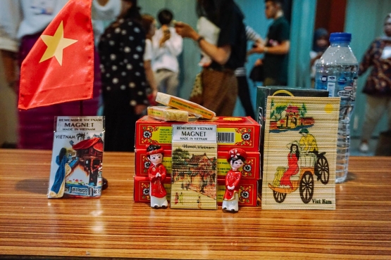 Foto makanan dan cinderamata khas Vietnam yang dibawakan oleh peserta asal Vietnam. (Dokpri)
