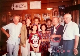 Dokumentasi pribadi/Keluarga kami, dengan keluarga Belanda, Albert dan Caroline, serta kedua orang tua mereka