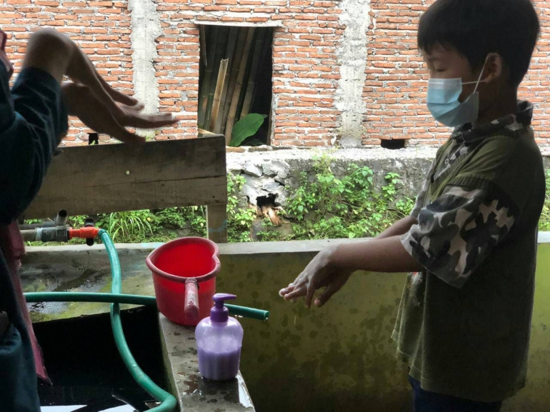 Kegiatan Praktik Cuci Tangan Pakai Sabun di salah satu rumah warga | dokpri