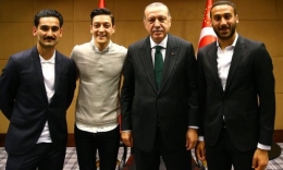 Gundogan, Ozil, dan Cenk Tosun berfoto bersama Erdogan di London pada 2018 lalu. | foto: Anadolu Agency/Getty Images via The Guardian