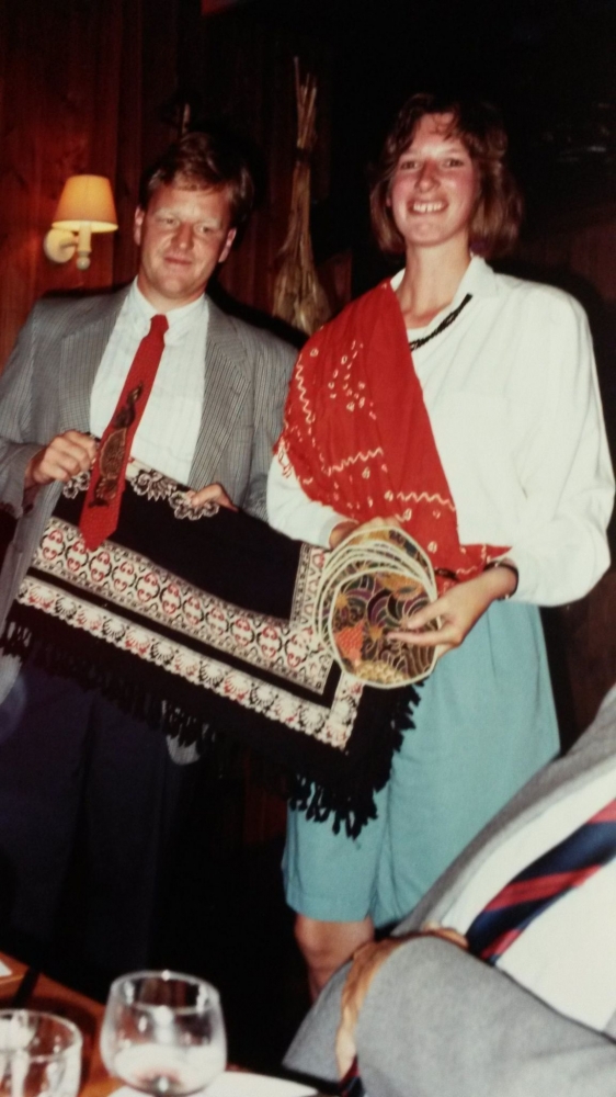 Dokumentasi pribadi/Albert dan Caroline, kami membawakan oleh2 Batik taplak meja besar, coaster dan kain Batik merah untuk ibunya