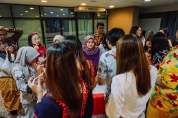 Foto ketika para peserta dan panitia mengunjungi stand peserta dari Indonesia. (Dokpri)