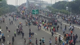 Warga Bekasi berkerumun di jalanan saat akhir pekan. Dok detik.com