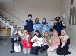 Mahasiswa KKN  berfoto dengan peserta usai pelatihan Tari Babalu (Dokpri)