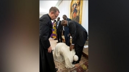 Paus Fransiskus mencium kaki Presiden Sudan /tempo.co