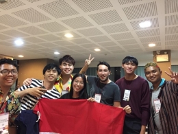 Foto dengan bendera merah putih pada akhir acara pertukaran budaya dengan para peserta dan panitia. (Dokpri)