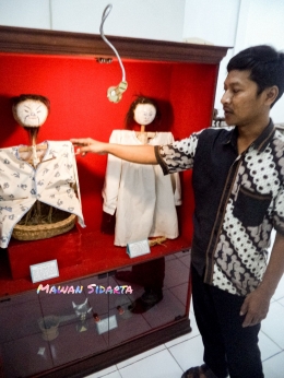Menunjukkan koleksi berupa Jailangkung dan Ninik Towok (dok. Mawan Sidarta) 