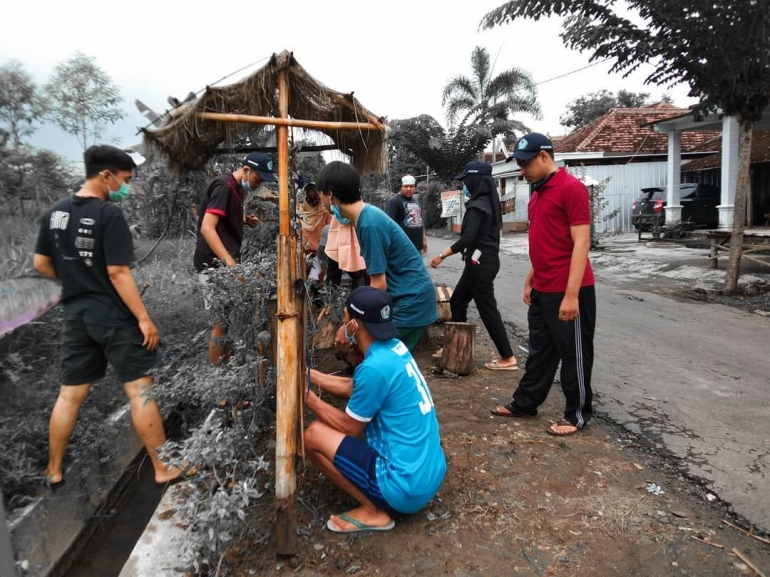 Pembuatan Taman Selfie Bersama Pemuda Nawung (Sumber: Pemuda Nawung dalam Instagram.com)