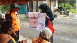 Pelaksanaan kegiatan sosialisasi patuhi protokol kesehatan selama berkendara dengan para pengemudi ojek di Kelurahan Ciluar (23/01).  (Dokpri)