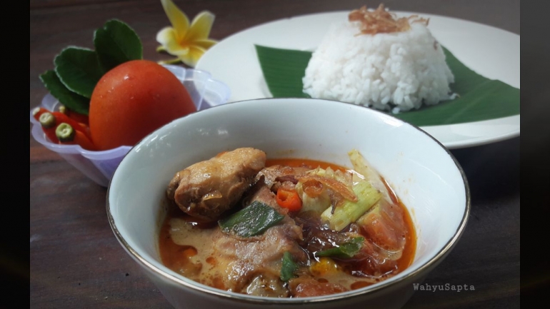 Tongseng Ayam yang lezat dan sepiring nasi. | Foto: Wahyu Sapta.