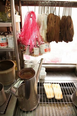 Kaus-kaus kaki saring & kaleng-kaleng susu kosong digantung. Di atas panggangan nampak roti bakar. Sumber : pinterest.com