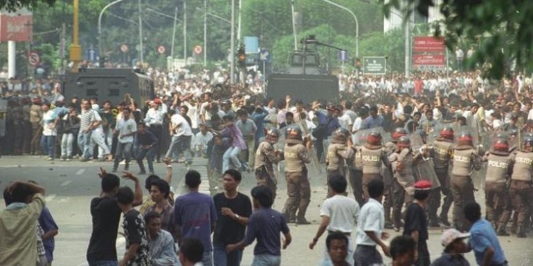 Penyerbuan kantor PDI di Jalan Diponegoro 27 Juli 1996 (Kompas/Eddy Hasby)